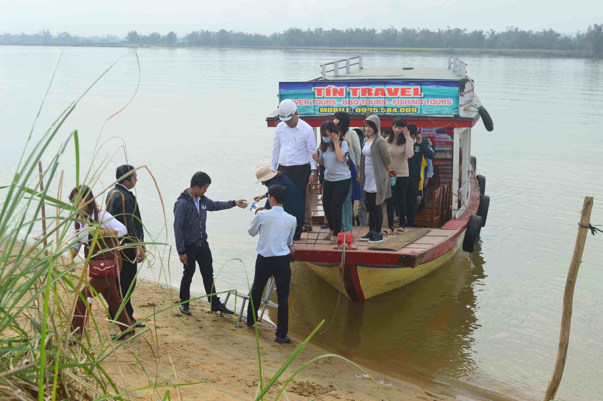 Đoàn khảo sát qua sông để khảo sát bãi bồi ở thôn Cẩm Đồng (xã Điện Phong). Ảnh: L.T