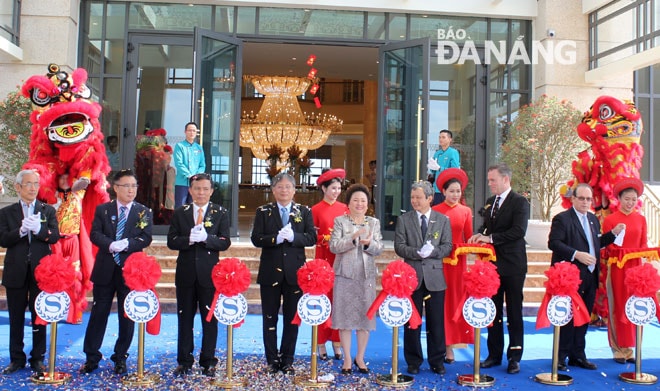 Phó Chủ tịch UBND thành phố Đà Nẵng Nguyễn Ngọc Tuấn cùng bà Nguyễn Thị Nga, Chủ tịch Tập đoàn BRG cắt băng khánh thành ra mắt thương hiệu Sheraton Grand Đà Nẵng Resort.