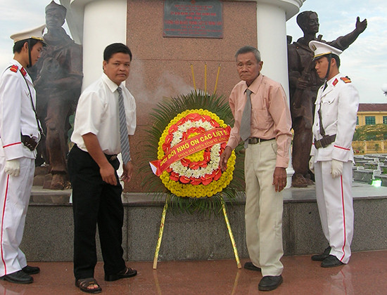 Ông Bô Nhơn - Lê Việt Muồng đặt vòng hoa, viếng hương mộ liệt sĩ bộ đội Lào tại Nghĩa trang liệt sĩ TP.Tam Kỳ trong một lần về thăm Quảng Nam. Ảnh: L.VŨ