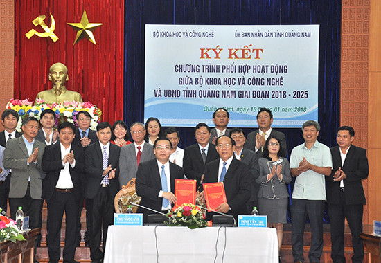 Bộ trưởng Bộ KH&CN Chu Ngọc Anh và Chủ tịch UBND tỉnh Đinh Văn Thu ký kết chương trình phối hợp. Ảnh: VINH ANH
