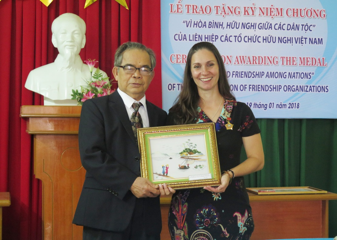 Bà Anna nhận Kỷ niệm chương và quà lưu niệm từ Liên hiệp các Hội Hữu nghị tỉnh.