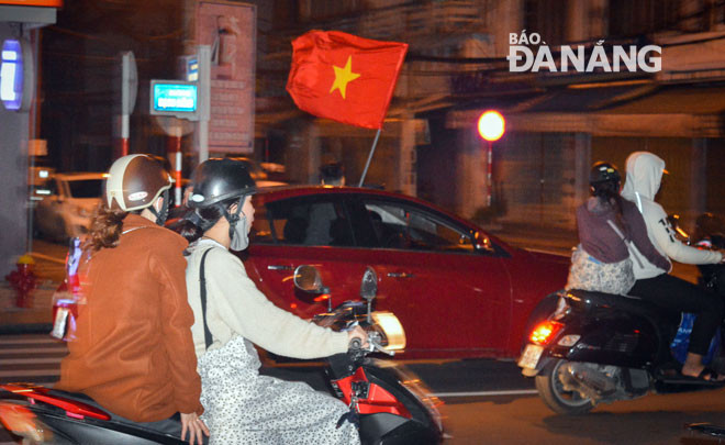 Cờ đỏ sao vàng và lời hô vang 