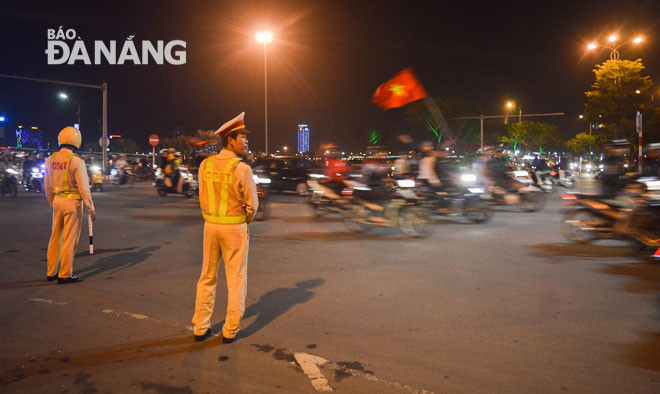Do lưu lượng phương tiện đổ ra đường khá đông, lực lượng CSGT phải bố trí lực lượng đảm bảo trật tự tại các nút giao thông. 