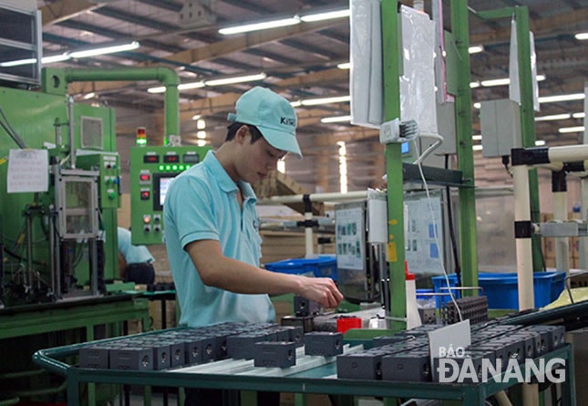 Các doanh nghiệp tại Khu công nghệ cao mong muốn được hỗ trợ trong việc tuyển dụng lao động. TRONG ẢNH: Công nhân làm việc tại nhà máy Công ty TNHH Tokyo Keiki Precision Technology trong Khu công nghệ cao.                     Ảnh: KHANG NINH