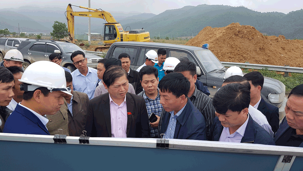 Đoàn công tác kiểm tra tại hiện trường