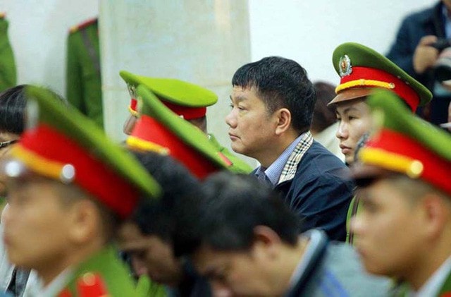 Bị cáo Đinh La Thăng nghe tòa tuyên án. (Ảnh: TTXVN)