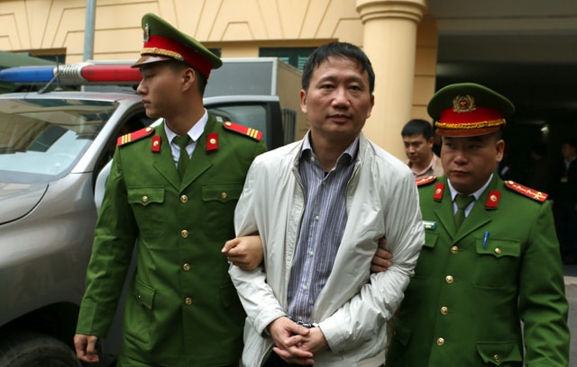 Sau khi nghe tòa tuyên án, Trịnh Xuân Thanh và các đồng phạm được dẫn giải ra xe.