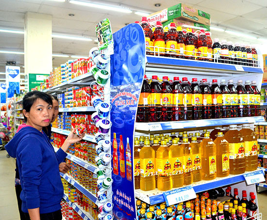 Người tiêu dùng chọn mua sản phẩm hàng Việt tại siêu thị Co.opMart Tam Kỳ.    Ảnh: QUANG VIỆT