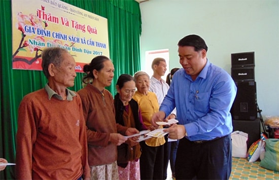 Chủ tịch HĐQT Tập đoàn Đất Quảng Nguyễn Viết Dũng thăm hỏi, hỗ trợ đồng bào xã Cẩm Thanh, thị xã Hội An bị lũ lụt tháng 11. 
