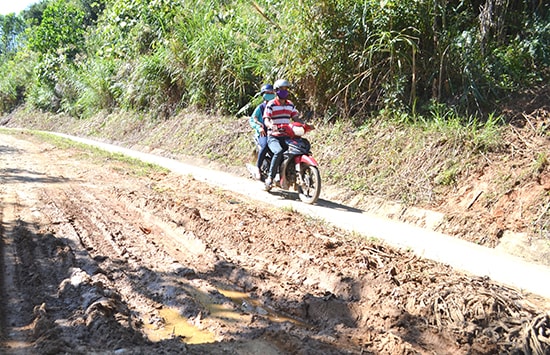 Huyện Đông Giang còn khoảng 25,62km mặt đường tuyến ĐH lầy lội như thế này. Ảnh: C.T