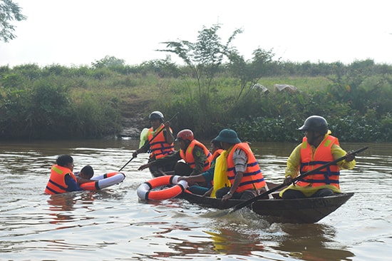 Người dân không nên chủ quan và cần chủ động ứng phó với thiên tai để hạn chế thấp nhất rủi ro xảy đến. Ảnh: Q.T