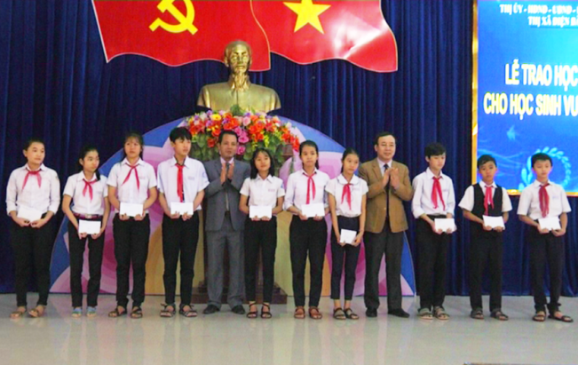 Huyện Hoằng Hóa tặng quà học sinh Điện Bàn. Ảnh: ĐỨC MẾN