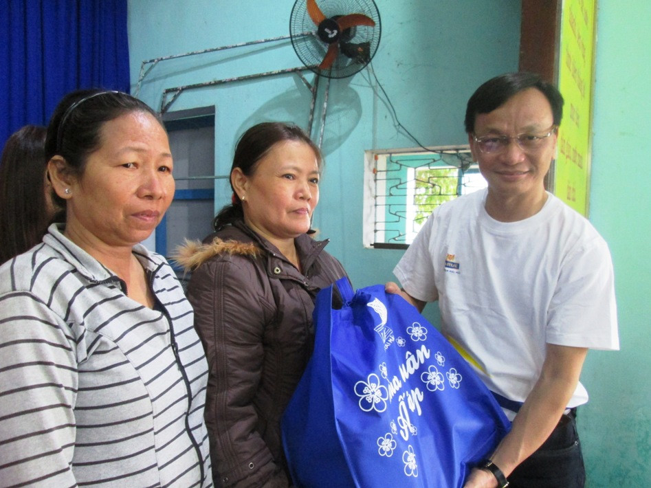 Lãnh đạo Công ty TNHH Nhà máy bia Heineken Việt Nam – Quảng Nam trao quà tết cho những hộ nghèo ở Duy Xuyên. Ảnh: VĂN SỰ 