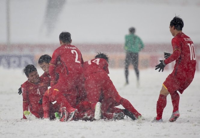 Niềm vui của các cầu thủ U-23 VN sau khi Quang Hải gỡ hòa 1-1. Ảnh: N.K