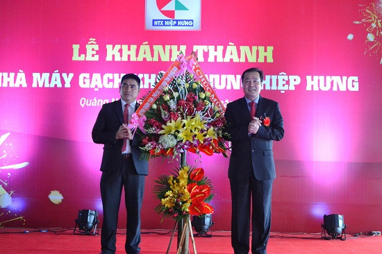 Phó Chủ tịch Thường trực UBND tỉnh Huỳnh Khánh Toàn tặng hoa chúc mừng. Ảnh: CT