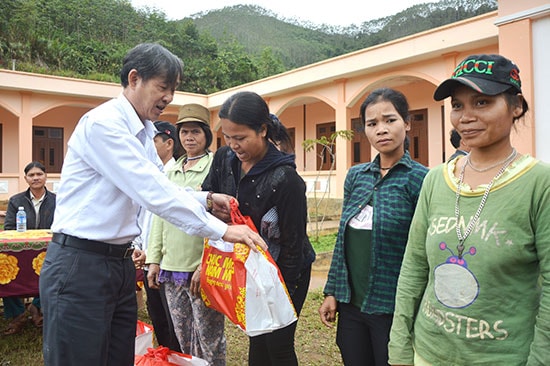 Tặng quà tết cho nhân dân xã Dang. Ảnh: V.A