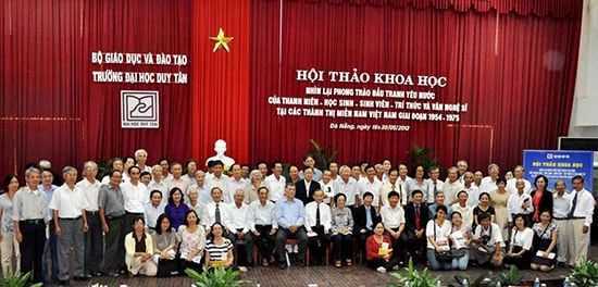 Hội thảo khoa học về phong trào đấu tranh yêu nước của thanh niên, học sinh, sinh viên, trí thức và văn nghệ sĩ tại các thành thị miền Nam Việt Nam giai đoạn 1954-1975 do Trường Đại học Duy Tân (Đà Nẵng) tổ chức năm 2012. Ảnh: T.NGỌC