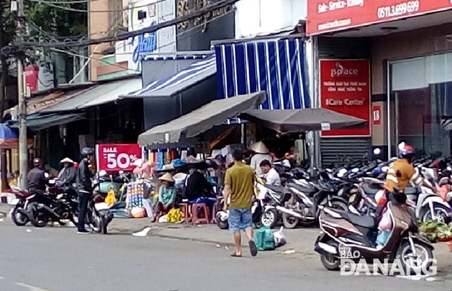 Việc buôn bán lấn chiếm vỉa hè trên đường Võ Văn Tần thường xảy ra khi không có mặt lực lượng chức năng.  Ảnh: ĐẮC MẠNH 