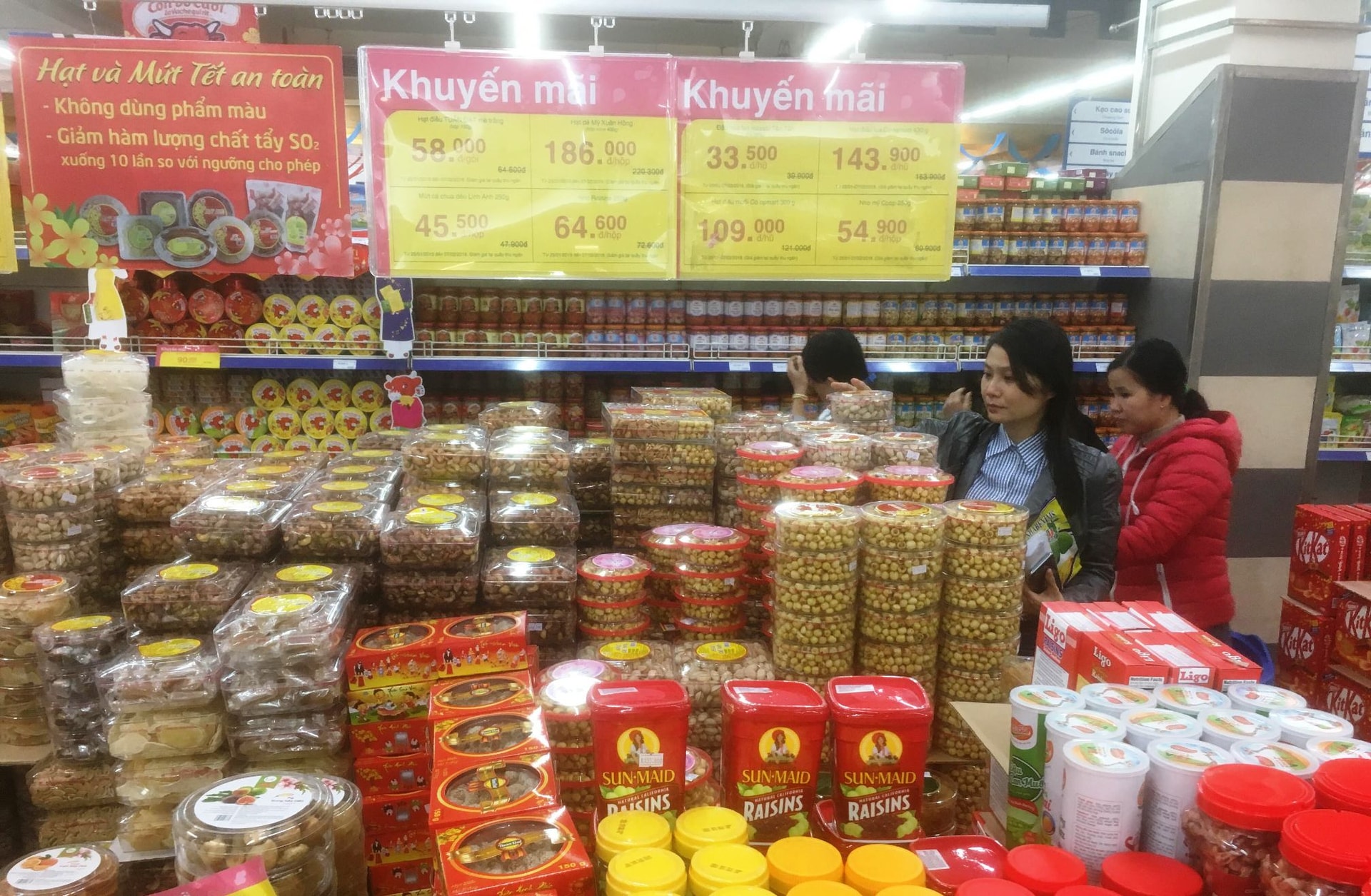 Dù áp dụng khuyến mãi nhưng các mặt hàng ở siêu thị Coopmart vẫn còn ở mức giá cao. Ảnh: PHAN VINH