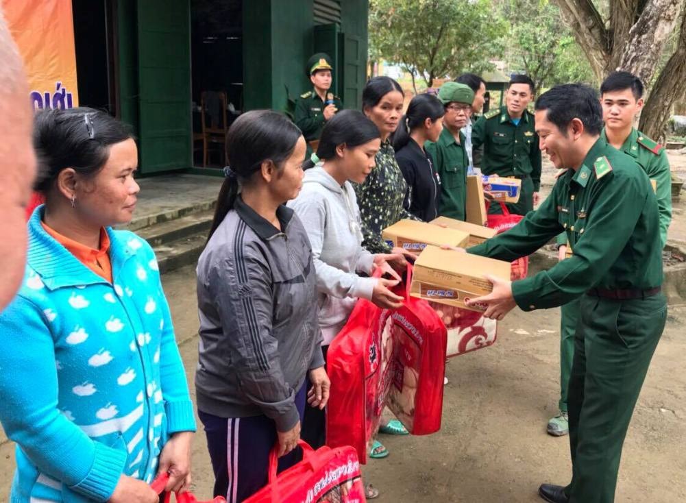 Trao quà người dân Nam Giang. Ảnh: HỒNG ANH