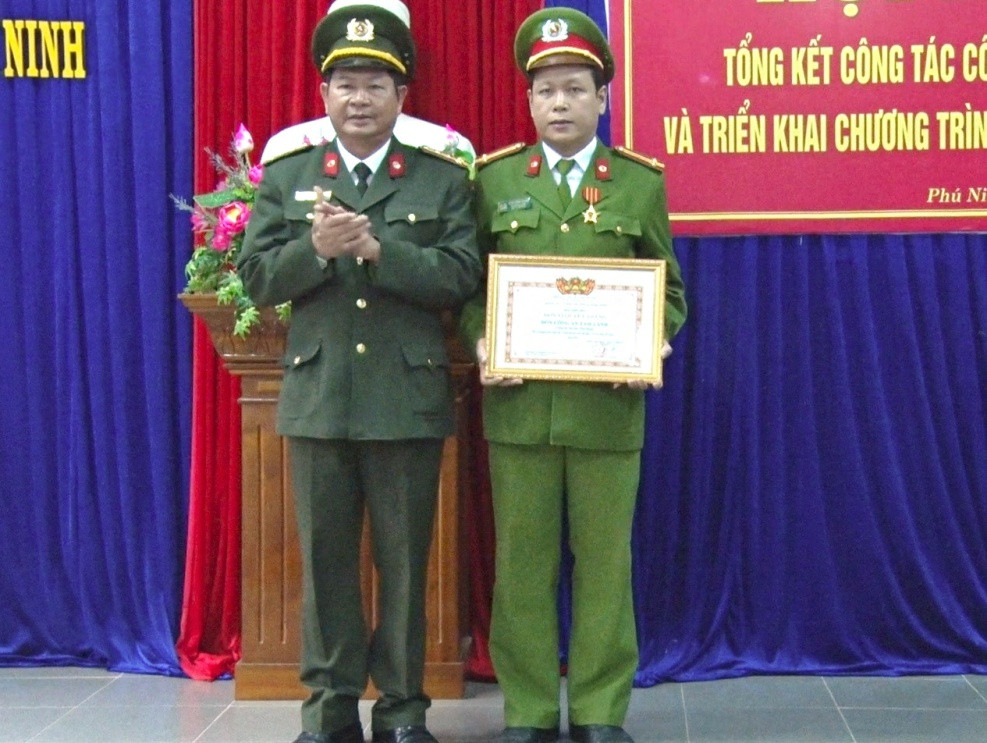 Đại tá Huỳnh Trung Nguyên-Phó giám đốc Công an tỉnh trao danh hiệu đơn vị quyết thắng năm 2017 cho Đồn Công an Tam Lãnh.