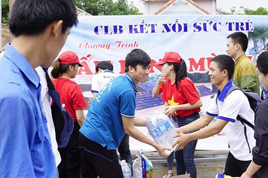 Câu lạc bộ Kết nối sức trẻ tiếp tế nước sạch cho bà con vùng lũ Nông Sơn trong trận lũ tháng 11.2017. (Ảnh: CLB cung cấp)