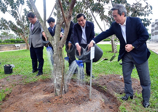 Đồng chí Nguyễn Văn Bình trồng cây lưu niệm tại khuôn viên Tượng đài Mẹ Việt Nam anh hùng. Ảnh: NGUYÊN ĐOAN