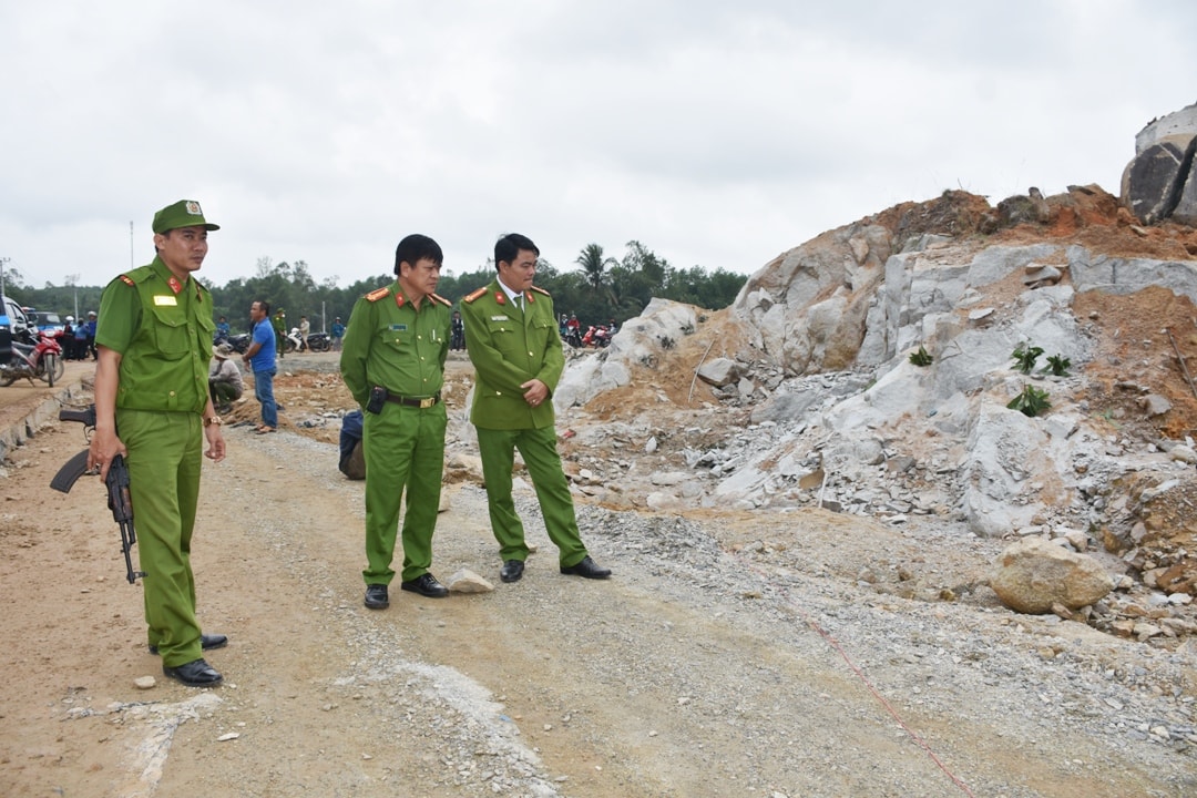 Đại tá Trương Quang Vinh, Phó Giám đốc Công an tỉnh kiểm tra hiện trường vụ việc