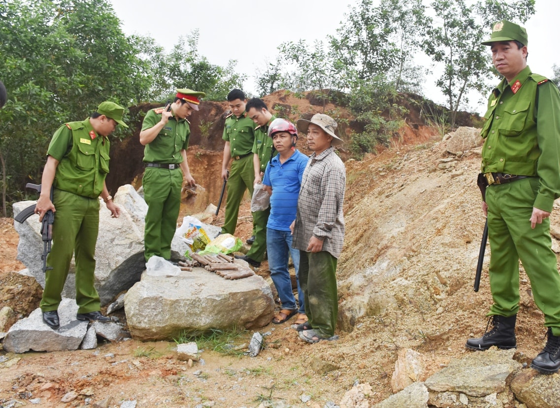 Các đối tượng cùng tang vật thuốc nổ tại hiện trường