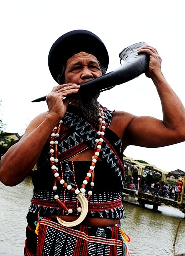 Già làng A Lăng Bình, thôn Réc, xã A Vương, Tây Giang trình diễn tù và. Ảnh: MINH HẢI