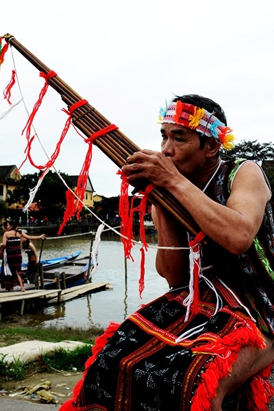 Già làng A Lăng Bình, thôn Réc, xã A Vương, Tây Giang trình diễn tù và. Ảnh: MINH HẢI