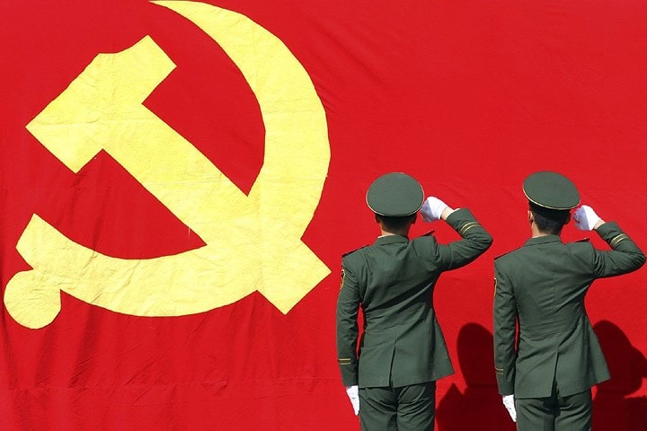  Hình búa liềm của mỗi đảng cộng sản thường có nét riêng. Trong ảnh là “búa liềm” trên đảng kỳ của Đảng Cộng sản Trung Quốc. Ảnh: Financial times.