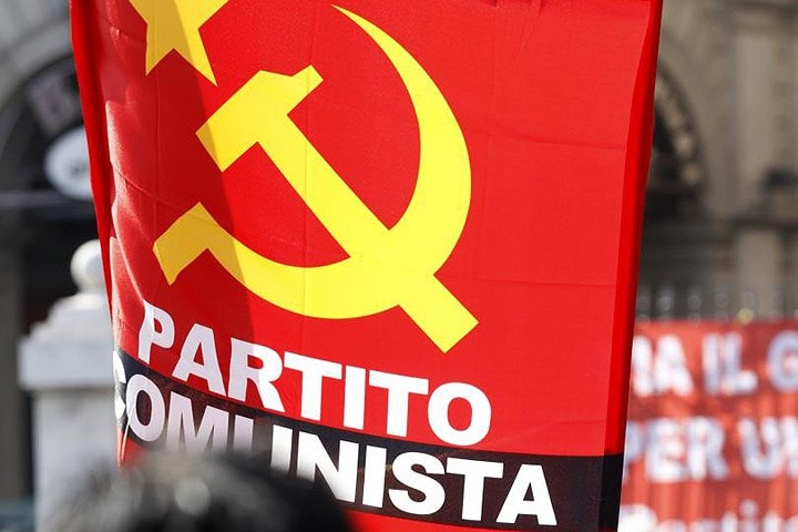 Cờ búa liềm của Đảng Cộng sản Italy. Ảnh: Ibtimes.