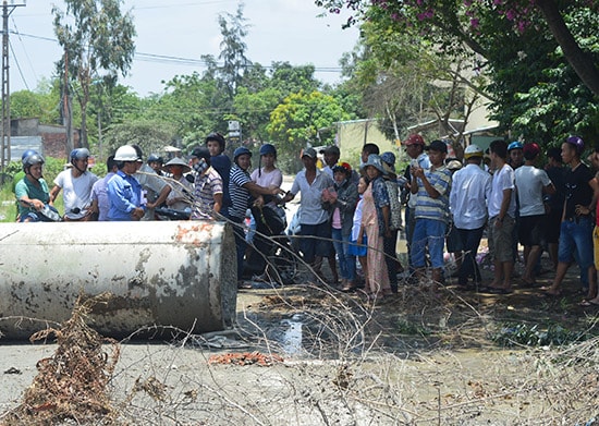 Nhiều vướng mắc trong công tác giải phóng mặt bằng khiến người dân tại Điện Bàn chưa thể an cư. TRONG ẢNH: Người dân phường Điện Nam Trung để chướng ngại vật chặn xe lưu thông qua tuyến ĐT607. Ảnh: Q.T