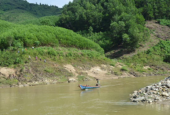 Tuần tra rừng trong khu vực rừng phòng hộ Sông Tranh thuộc xã Trà Bui, huyện Bắc Trà My. Ảnh: T.N