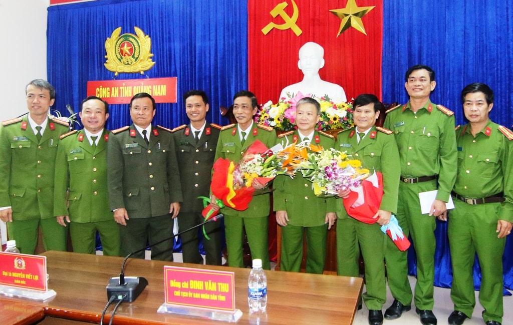 Lãnh đạo Công an tỉnh cũng quyết định thưởng nóng cho hai đơn vị nhờ thành tích xuất sắc phá án. Ảnh: T.C