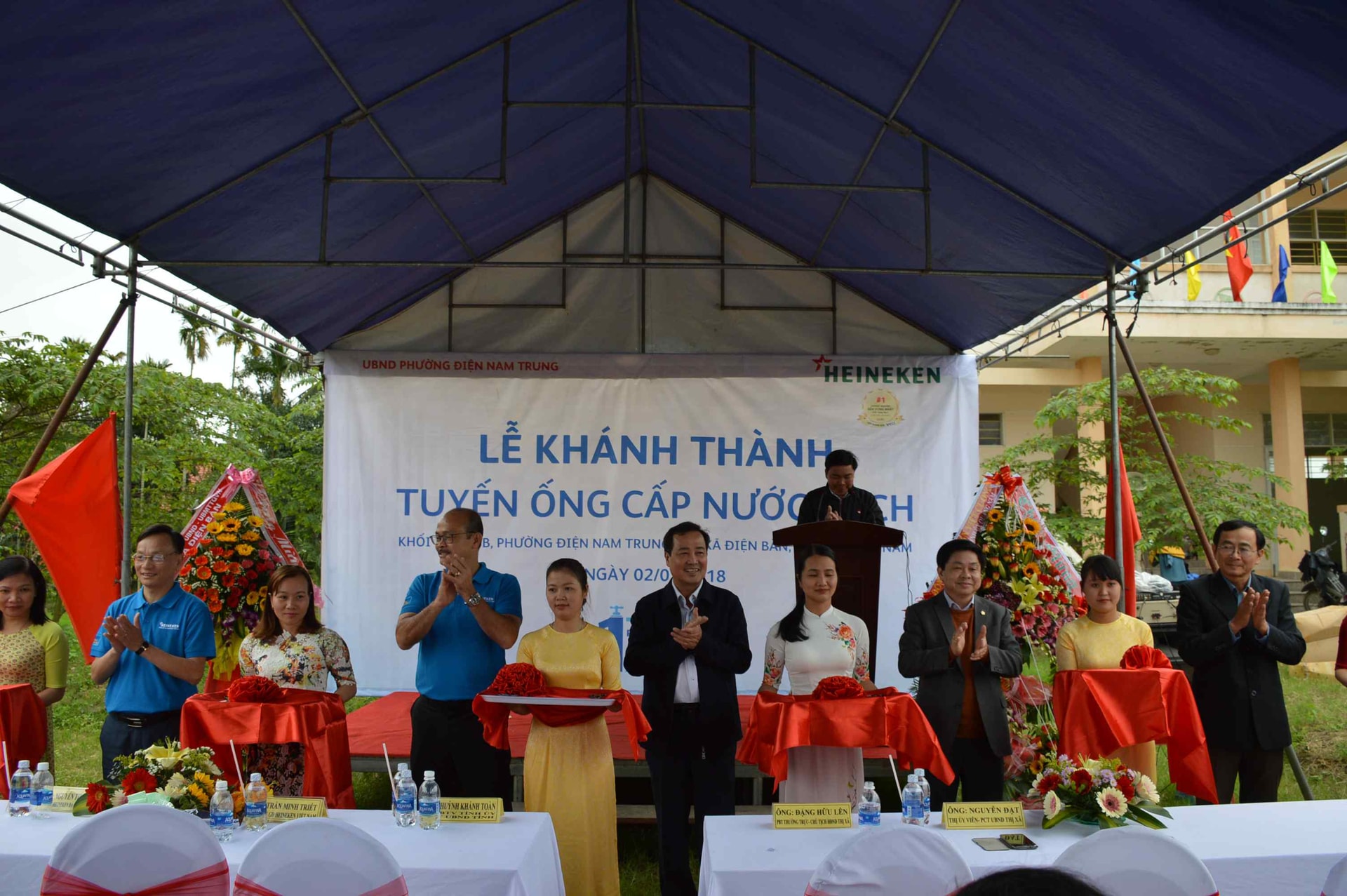 Các đại biểu cắt băng khánh thành. Ảnh: Q.T