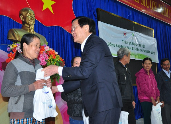 Ảnh: Nguyên Chủ tịch nước Trương Tấn Sang thăm, tặng quà tết cho các hộ bị thiệt hại do thiên tai bão lũ số 12 (năm 2017) của thị xã Điện Bàn. Ảnh: N.Đ