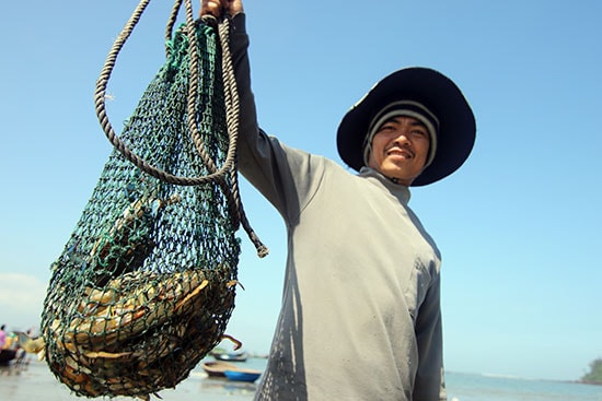 Phần cá tôm ít ỏi dành lại cho gia đình sau chuyến biển.Ảnh: THÀNH CÔNG