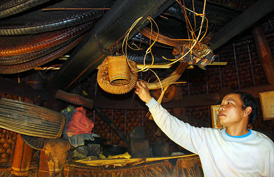 Nhiều hiện vật được dân làng đóng góp và giữ gìn tại gươl  làng Aréc (xã A Vương, huyện Tây Giang).Ảnh: CÔNG NGƯỚC