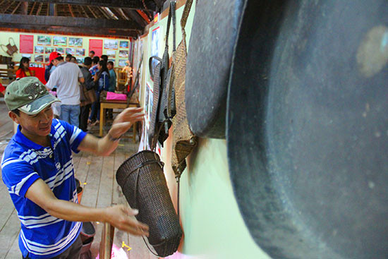 Một số hiện vật văn hóa của đồng bào vùng cao được trưng bày tại lễ hội trình diễn cây nêu và Ngày hội văn hóa các dân tộc thiểu số Việt Nam năm 2017.