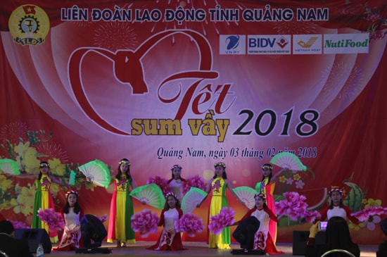 Công nhân lao động giao lưu văn nghệ tại chương trình Tết sum vầy 2018. Ảnh: D.L