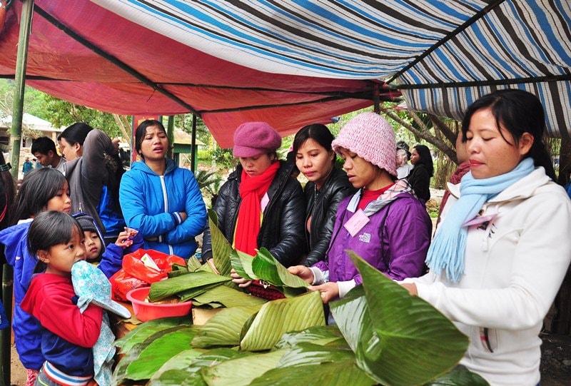 Có 10 thành viên/đội thi (5 nam, 5 nữ) tham gia ngày hội, trong đó phụ nữ phụ trách gói bánh còn nam giới thực hiện các món ăn đặc trưng. Ảnh: VINH ANH