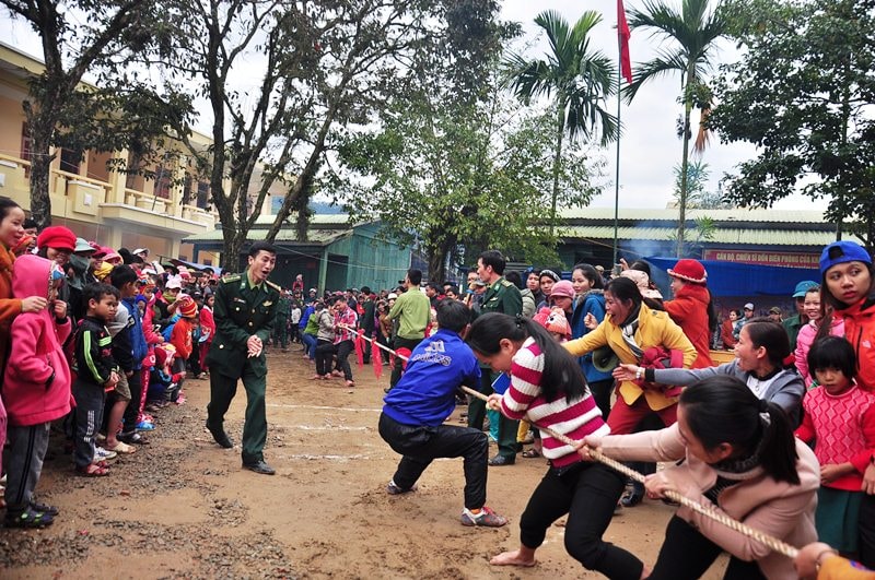 Xen giữa hội thi gói bánh chưng là các phần thi đấu thể thao, trò chơi dân gian thu hút đông đảo người xem. Ảnh: VINH ANH