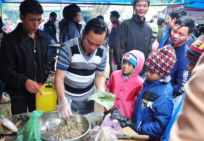 Ở một góc sân, những người đàn ông vùng cao đang lúi húi chế biến các món ăn đặc trưng để tham gia phần thi ẩm thực. Ảnh: VINH ANH