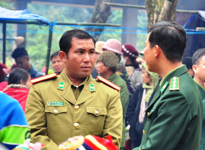 Ngày hội còn có sự tham gia của những cán bộ làm công tác bảo vệ an ninh biên giới của nước bạn Lào. Ảnh: VINH ANH