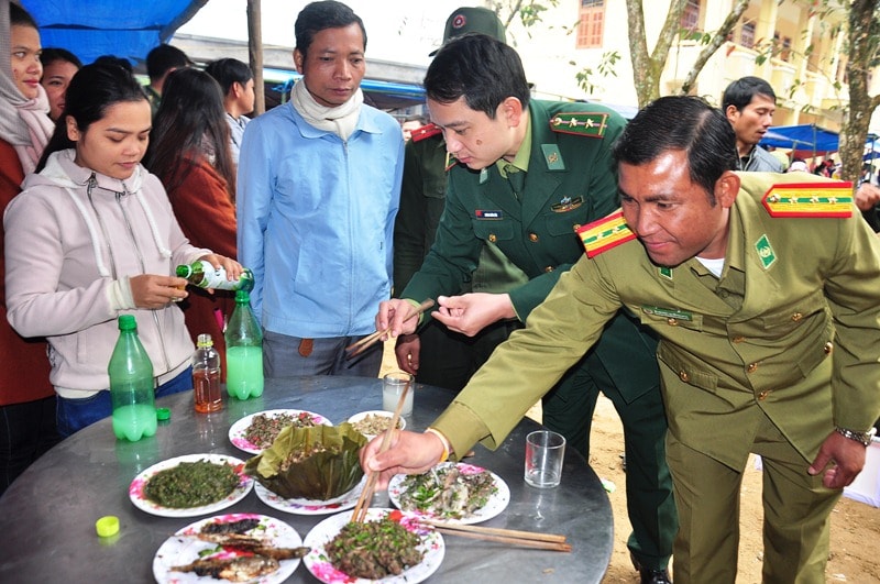 Sau cùng, những người dân, cán bộ chiến sĩ vùng biên có thể thoải mái thưởng thức ẩm thực vùng cao tại ngày hội. Ảnh: VINH ANH