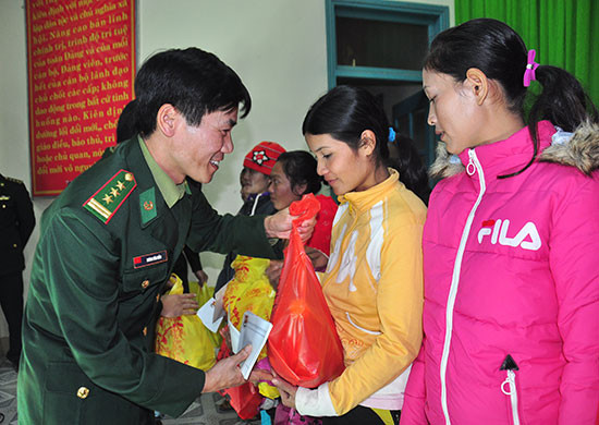 Thượng tá Hoàng Văn Mẫn - Phó Chính ủy Bộ đội Biên phòng tỉnh tặng quà tết cho đồng bào vùng cao. Ảnh: VINH ANH