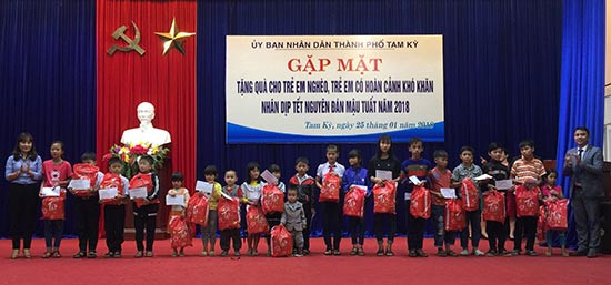 TP.Tam Kỳ tổ chức gặp mặt, trao quà tết cho trẻ em nghèo, có  hoàn cảnh khó khăn nhân dịp Tết Mậu Tuất.