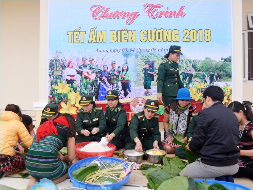 Tổ chức gói bánh chưng, tặng người nghèo ăn tết nguyên đán 